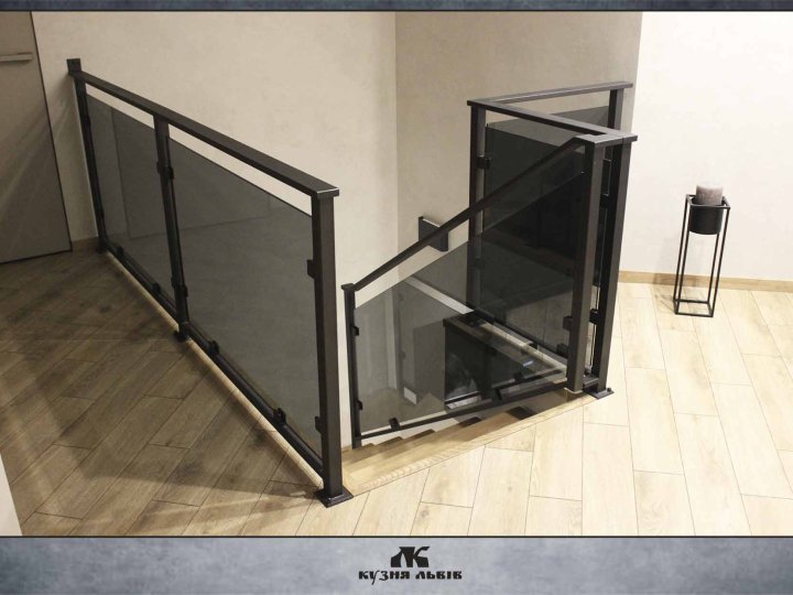 Як обрати ковані сходи та поруччя для дворівневої квартири? Основні рекомендації майстрів