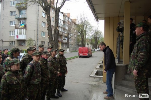 У Луцьку революціонери навідалися до «агентів Кремля». ФОТО