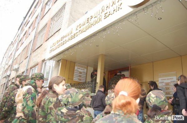 У Луцьку революціонери навідалися до «агентів Кремля». ФОТО