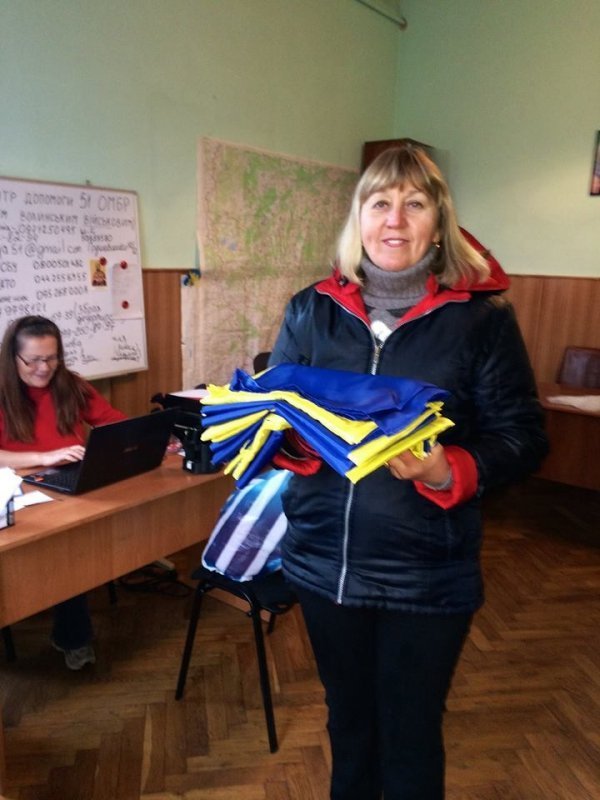 Волинянка шиє прапори у подарунок всім охочим. ФОТО