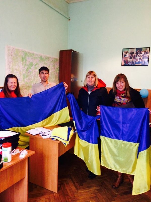 Волинянка шиє прапори у подарунок всім охочим. ФОТО