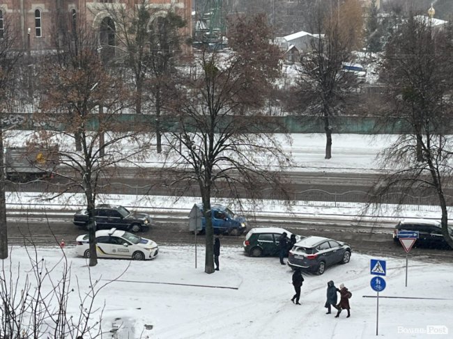 У Луцьку - аварія на проспекті Соборності: зіткнулися дві автівки
