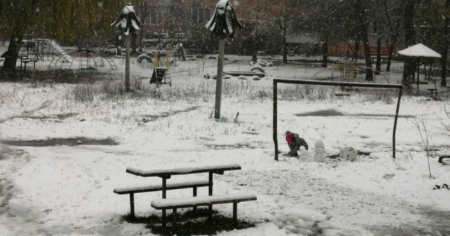 Діти ліплять перших сніговиків: міста України засипає першим снігом. ФОТО