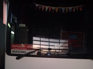 В автобусі «Варшава–Луцьк» втихомирювали чоловіка, який розпивав алкоголь та чіплявся до пасажирів