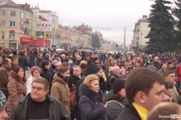 Як луцький Майдан ішов у  наступ на Волинську ОДА. ФОТО