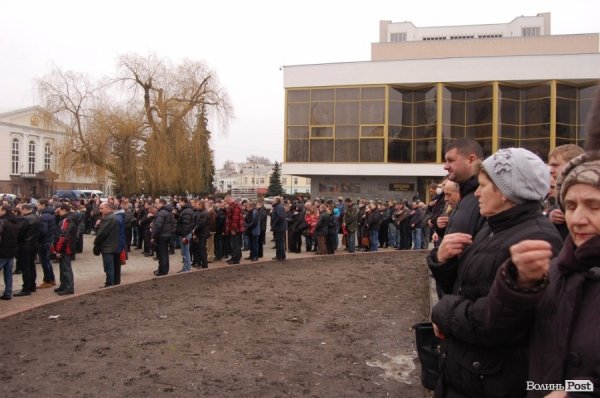 Як луцький Майдан ішов у  наступ на Волинську ОДА. ФОТО