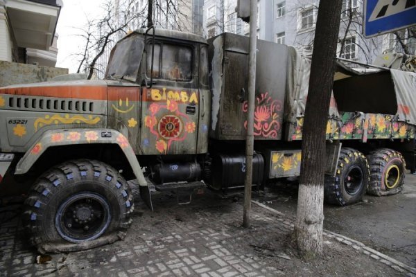 Дівчата в Києві розмалювали машини ВВшників квіточками. ФОТО