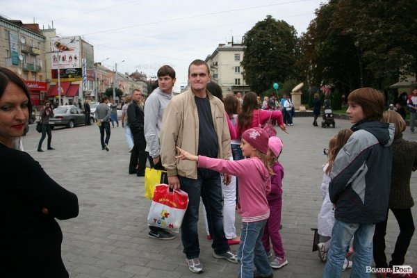 По Луцьку ходила «чортівня» з картинами. ФОТО