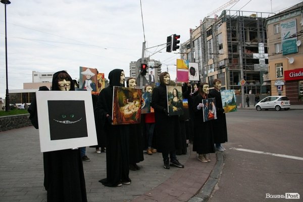 По Луцьку ходила «чортівня» з картинами. ФОТО