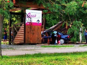 У Луцьку водій на Audi протаранив ворота розважального комплексу. ФОТО