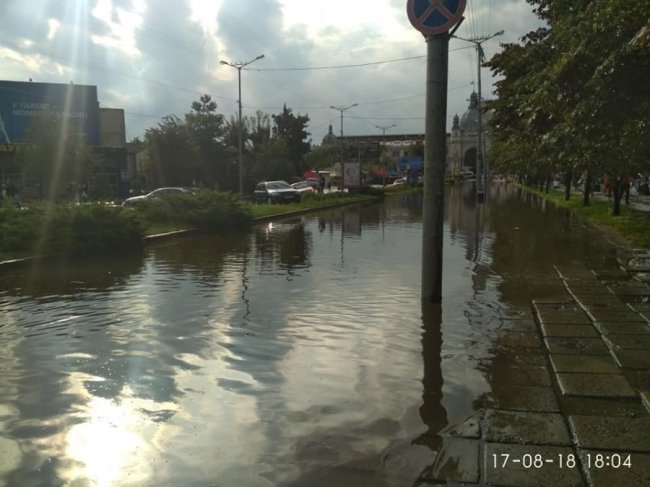 Пересуваються на човнах: у Львові – величезна злива. ФОТО