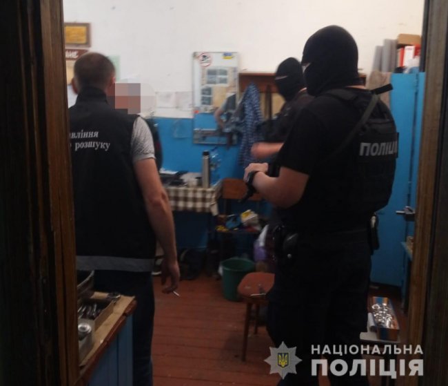 На Волині викрили «майстерню», де чоловік незаконно переробляв вогнепальну зброю. ВІДЕО