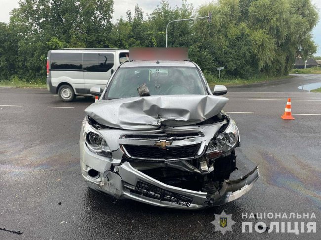 Поблизу Луцька внаслідок зіткнення автомобілів травмувалося двоє водіїв