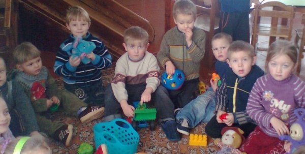 Малозабезпеченим волинянам подарували тонни імпортного одягу