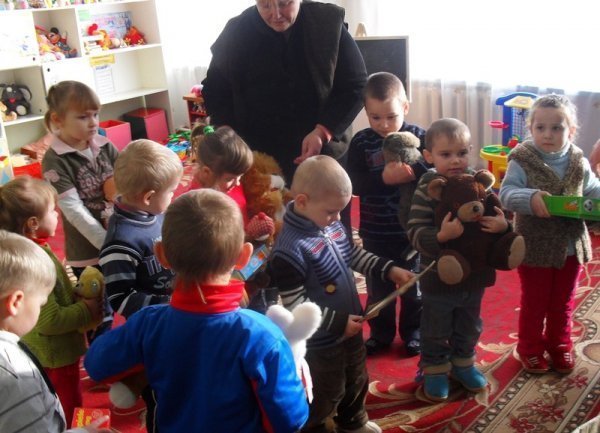 Малозабезпеченим волинянам подарували тонни імпортного одягу