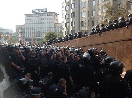 Штурм «Українського дому». ФОТО. ВІДЕО