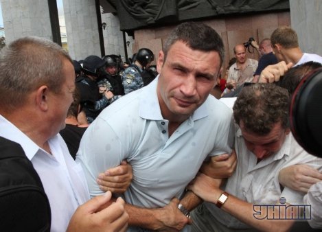 Штурм «Українського дому». ФОТО. ВІДЕО