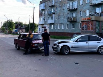 У волинському місті зіткнулися ВАЗ і BMW. ФОТО