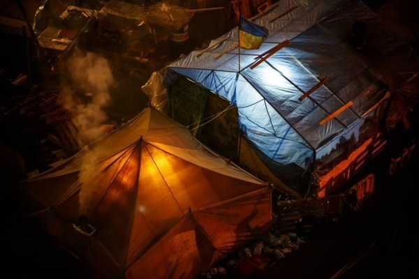 Ніч на Майдані в очікуванні штурму. ФОТО