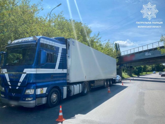У Луцьку водій вантажівки в'їхав в опору залізничного мосту. ФОТО