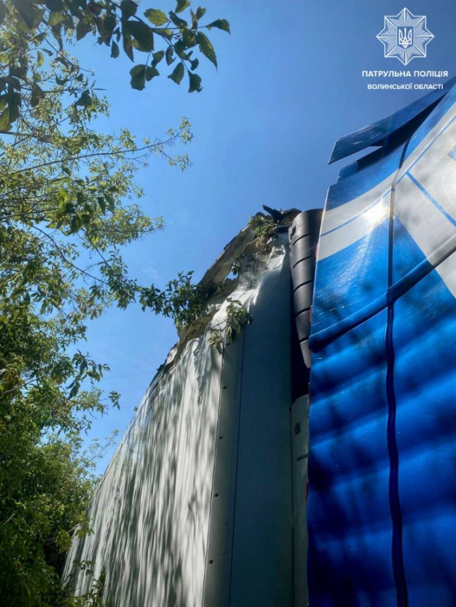 У Луцьку водій вантажівки в'їхав в опору залізничного мосту. ФОТО