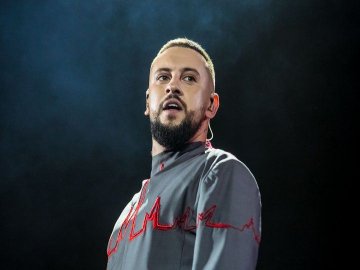 «Цілий всесвіт»: MONATIK замилував спільним фото з дружиною