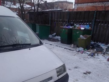 На Волині комунальники не змогли вивезти сміття через «сумлінного» водія. ФОТО