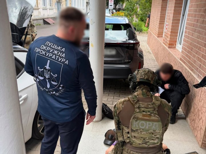 Лучанин вимагав від жінки 10 тисяч доларів за визнання її товариша непридатним для військової служби