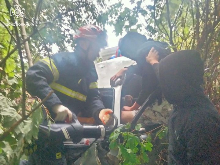 ДТП на Волині: рятувальники деблокували 19-річного водія