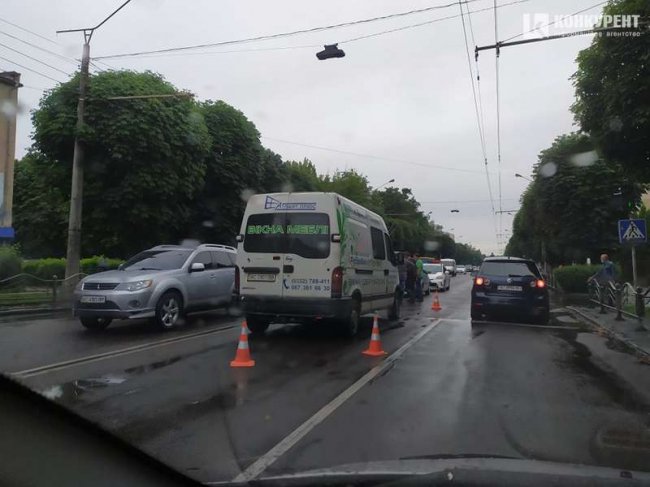 У Луцьку не поділили дорогу бус та легковик. ФОТО