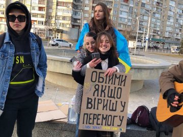 «Обійми, якщо віриш у перемогу»: у центрі Луцька молодь долучилася до патріотичної акції