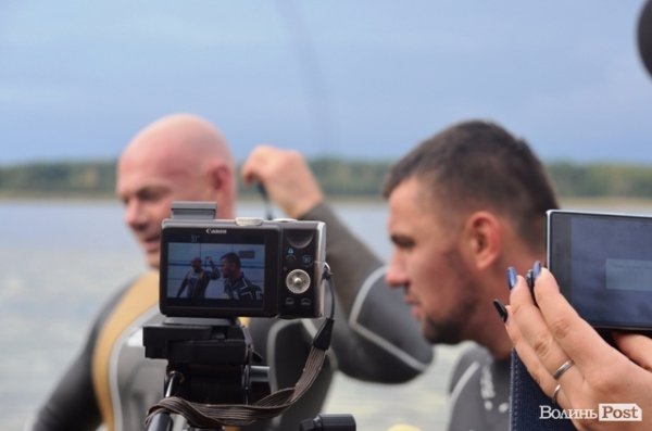 Заплив Гузя та Палиці через Згоранське озеро: як це було. ФОТОРЕПОРТАЖ