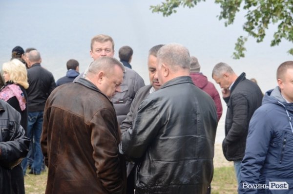 Заплив Гузя та Палиці через Згоранське озеро: як це було. ФОТОРЕПОРТАЖ