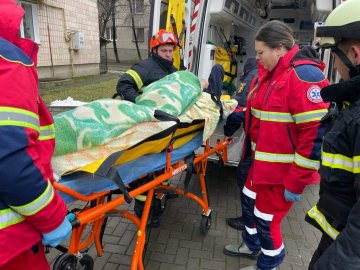 У Луцьку в зачиненій квартирі опинився чоловік з інсультом: викликали рятувальників