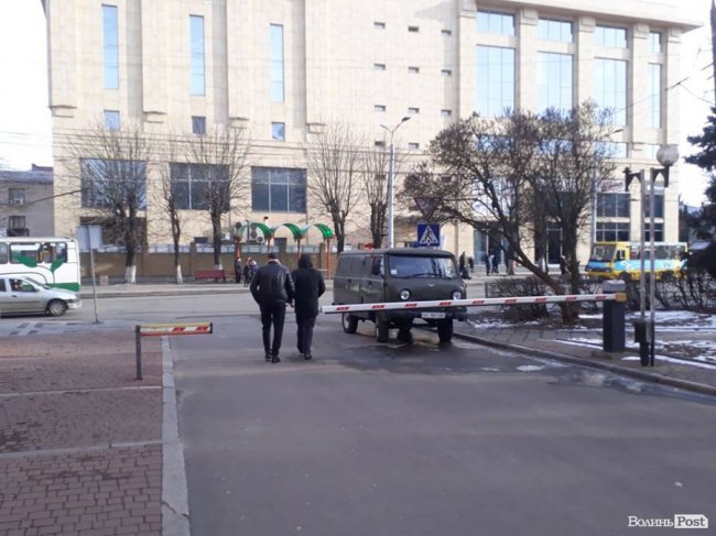 Ткачука в кайданках вивели з управління поліції: він проведе ще ніч в ізоляторі. ФОТО. ВІДЕО.