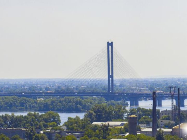 Два дрони влучили по Південному мосту в Києві: рух метро зупинили