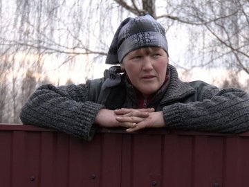 «Газувати теж вміє»: як волинянка навчилася їздити на тракторі. ВІДЕО