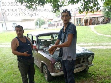 На Теремнівських ставках спіймали двох автохамів, які припаркувалися на траві. ФОТО