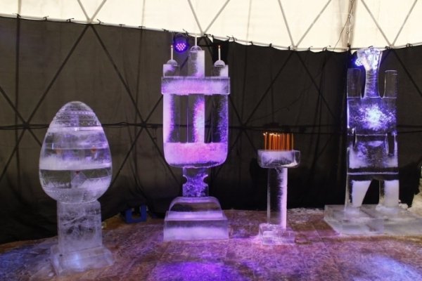 Майстер з Луцька створив льодову скульптуру. ФОТО