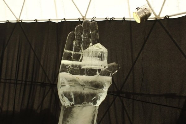 Майстер з Луцька створив льодову скульптуру. ФОТО