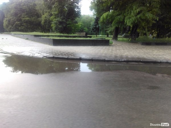 Сьогодні дощовий Луцьк. ФОТОРЕПОРТАЖ