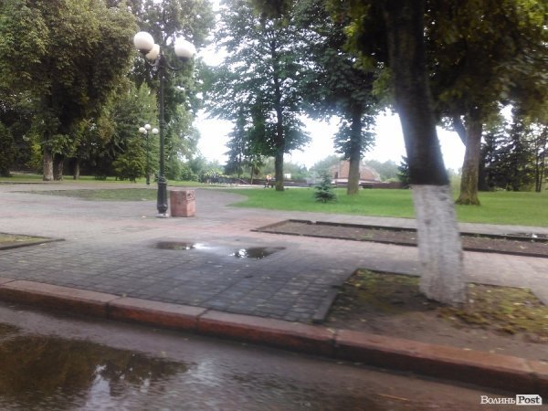 Сьогодні дощовий Луцьк. ФОТОРЕПОРТАЖ