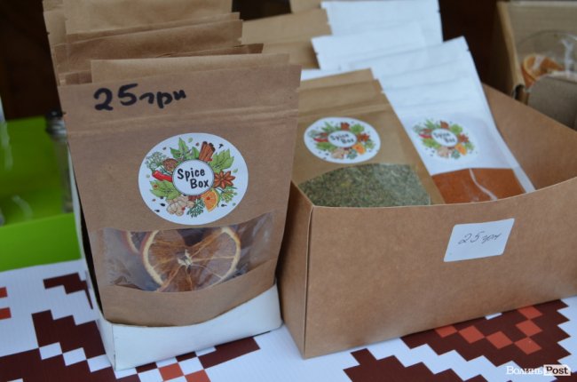 Не глінтвейном єдиним: у центрі Луцька продають запашну «Юшку to go». ФОТО