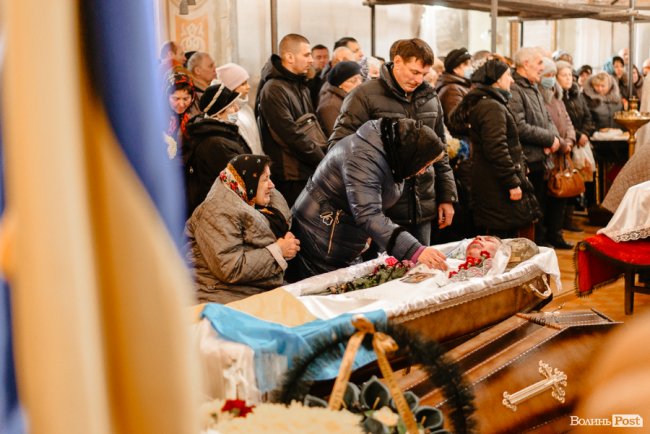 У Луцьку попрощалися з двома військовими, які загинули під час обстрілу аеродрому ракетами. ФОТО