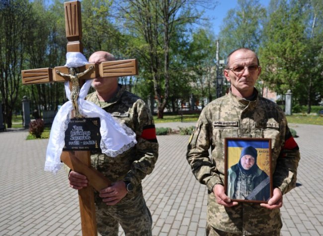Загинув на Великдень: у Луцьку попрощалися з воїном Олександром Кущом