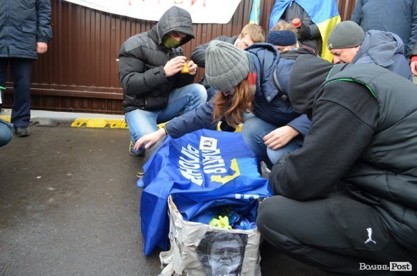У Луцьку спалили «труну Партії регіонів». ФОТО. ВІДЕО