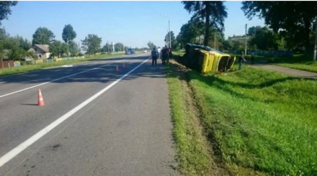 Заснув за кермом: у Білорусі перекинувся  автобус з українцями