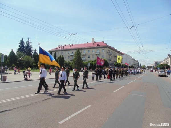 У Луцьку козаки і революціонери влаштували ходу в пам’ять про перемогу над Москвою. ФОТО