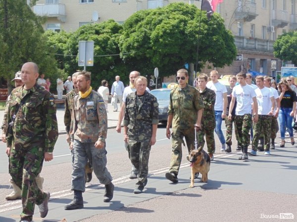 У Луцьку козаки і революціонери влаштували ходу в пам’ять про перемогу над Москвою. ФОТО