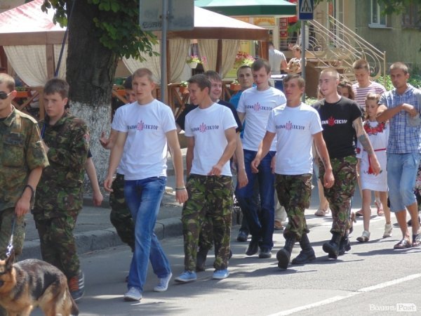 У Луцьку козаки і революціонери влаштували ходу в пам’ять про перемогу над Москвою. ФОТО